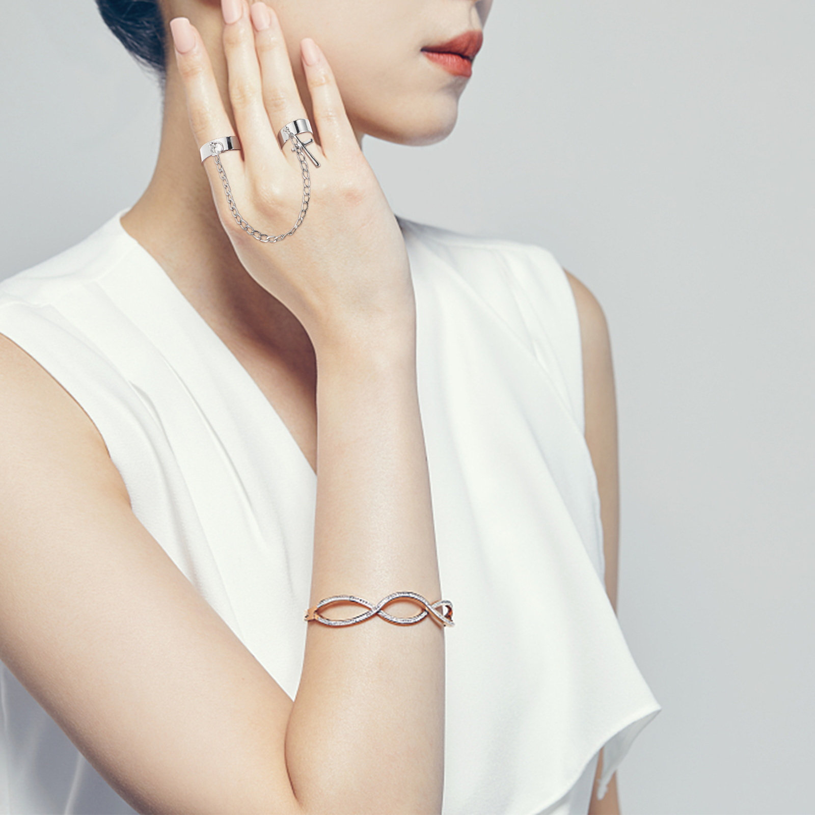 Vintage Punk Knuckle Rings Set - ヴィンテージゴシック風クロスデザインの指輪セット。パンク風チェーンと指輪の組み合わせで、パーティーや晩餐会にぴったりのスタイリッシュなギフト。