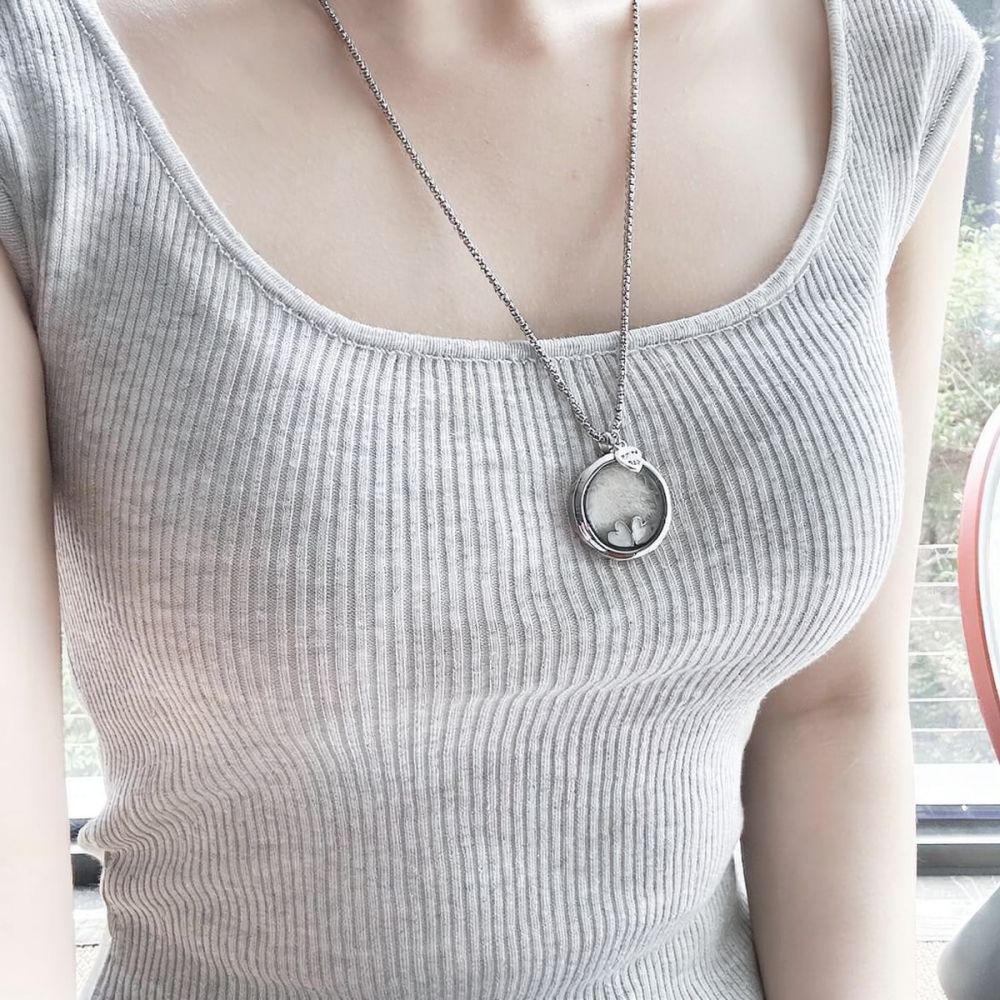 ステンレス製のハート型ネックレス。愛犬や愛猫の思い出を形にし - Heart Locket Necklace Photo のレビューと価格